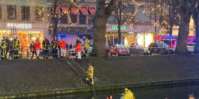 Einsatzkräfte helfen dem Mann aus dem «Kö»-Graben. Foto: Oliver Auster/dpa Einsatzkräfte helfen dem Mann aus dem «Kö»-Graben. Foto: Oliver Auster/dpa