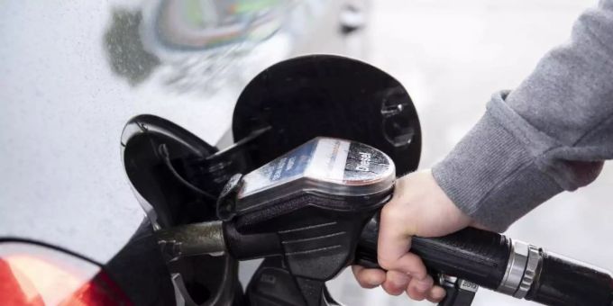 Ein Autofahrer steckt an einer Tankstelle einen Diesel-Zapfhahn in die Tanköffnung seines Fahrzeugs. Foto: Felix König/dpa Ein Autofahrer steckt an einer Tankstelle einen Diesel-Zapfhahn in die Tanköffnung seines Fahrzeugs. Foto: Felix König/dpa