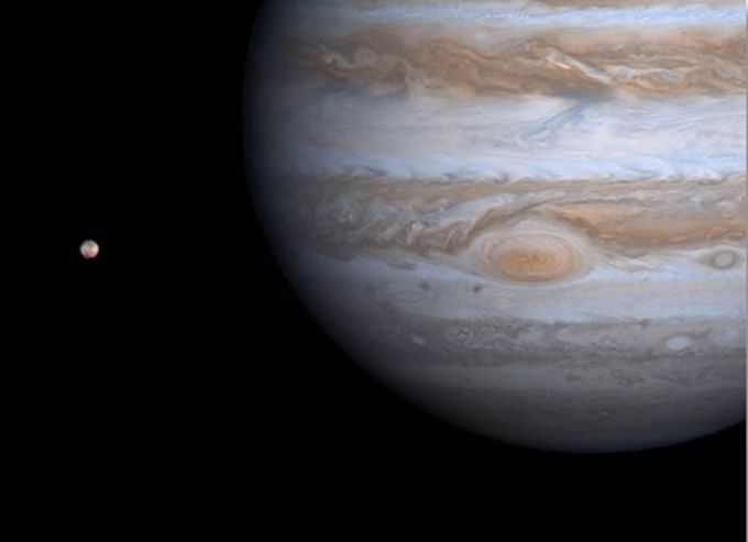 Ein undatiertes Nasa-Foto des Jupiter mit seinem Mond "Io". Veröffentlicht am 7. März 2003. Jupiter
