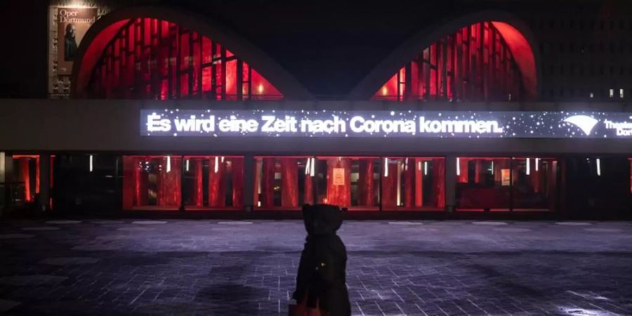 Eine Botschaft mit Zukunftsperspektive ist am Opernhaus in Dortmund zu lesen. Foto: Bernd Thissen/dpa