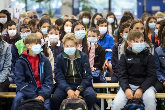 «Junge Menschen in ihren wichtigsten Lehrjahren werden Bildungslücken haben.» Kinder mit Masken.