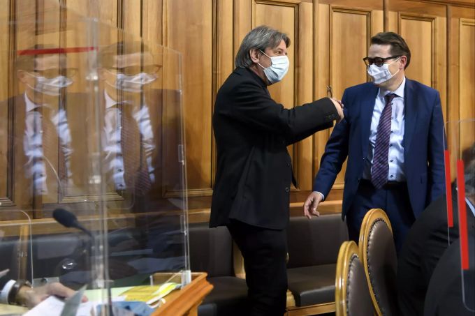 Paul Rechsteiner, SP-SG, links, und Benedikt Würth, CVP-SG, rechts, sprechen während der Wintersession der Eidgenössischen Räte, am Montag, 14. Dezember 2020 im Ständerat in Bern. PARLAMENT, STAENDERAT, WINTERSESSION, SESSION,