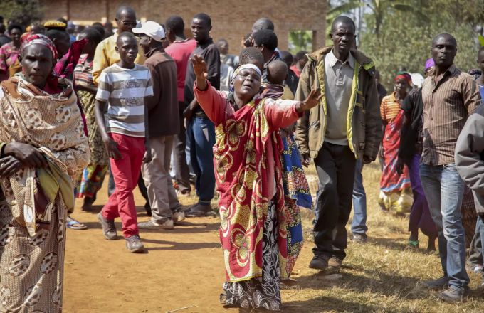 Eine Frau tanz in einer Menschenmenge in Ngozi, Burundi. burundi
