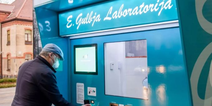 Riga - Lettland führt erste vollautomatische Coronavirus-Teststation ein