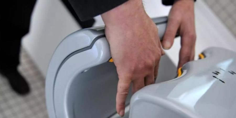 Neue Vorgaben zum Arbeitsschutz in Zeiten der Corona-Pandemie sorgen für Kritik bei Herstellern elektrischer Händetrockner. Foto: picture alliance / dpa