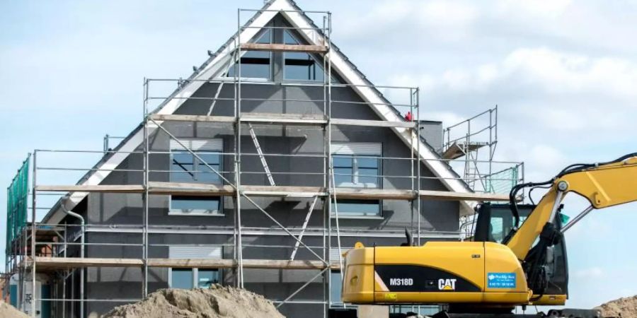 Müssen Bauherren dem Bauunternehmen zusichern, dass ihr Grundstück von bis zu 40 Tonnen schweren Baufahrzeugen problemlos genutzt werden kann? Das Oberlandesgericht (OLG) Frankfurt verneint. Foto: Hauke-Christian Dittrich/dpa/dpa-tmn