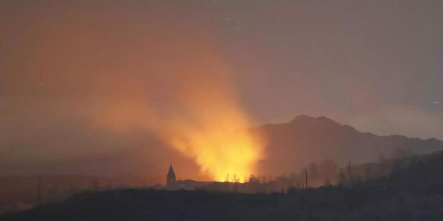 Rauch und Flammen markieren den Ort erbitterter Gefechte zwischen armenischen und aserbaidschanischen Streitkräften. Foto: //AP/dpa