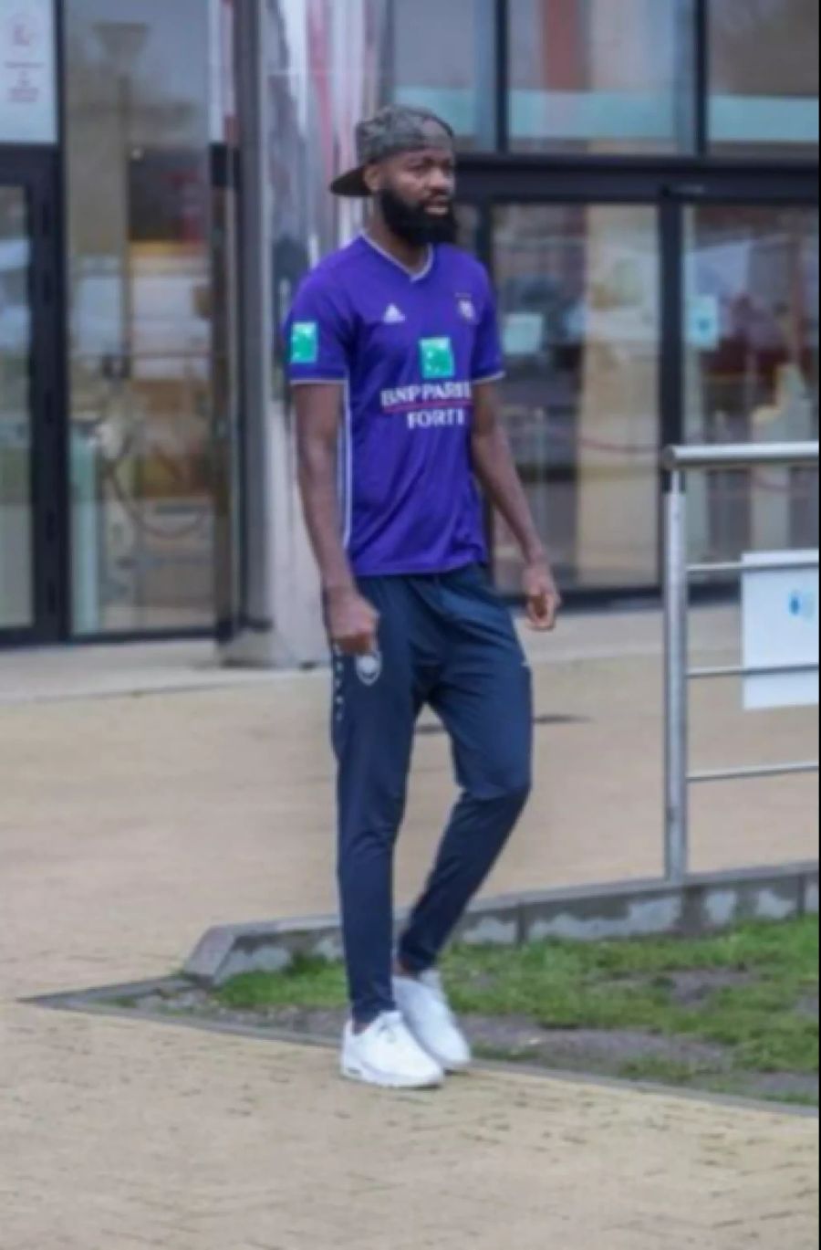 Didier Lamkel Zé erscheint mit einem Trikot des RSC Anderlecht auf dem Trainingsgelände von Royal Antwerpen.