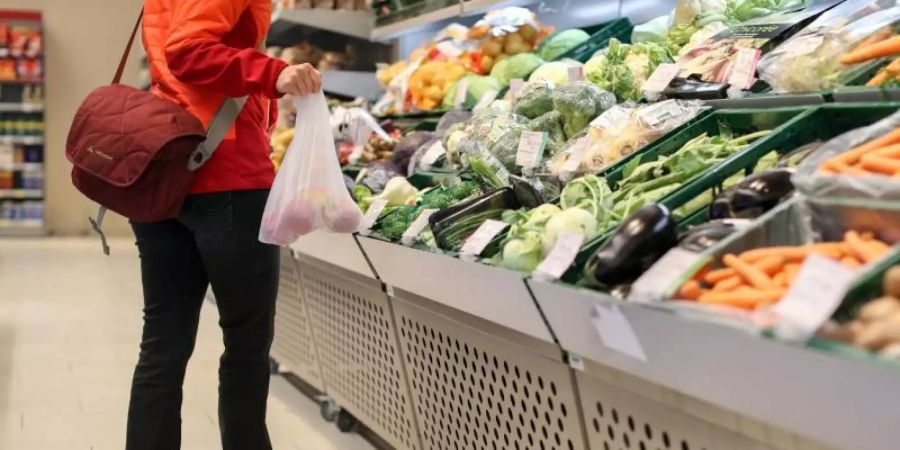 Obst- und Gemüseabteilung in einem Supermarkt. Foto: Jan Woitas/zb/dpa