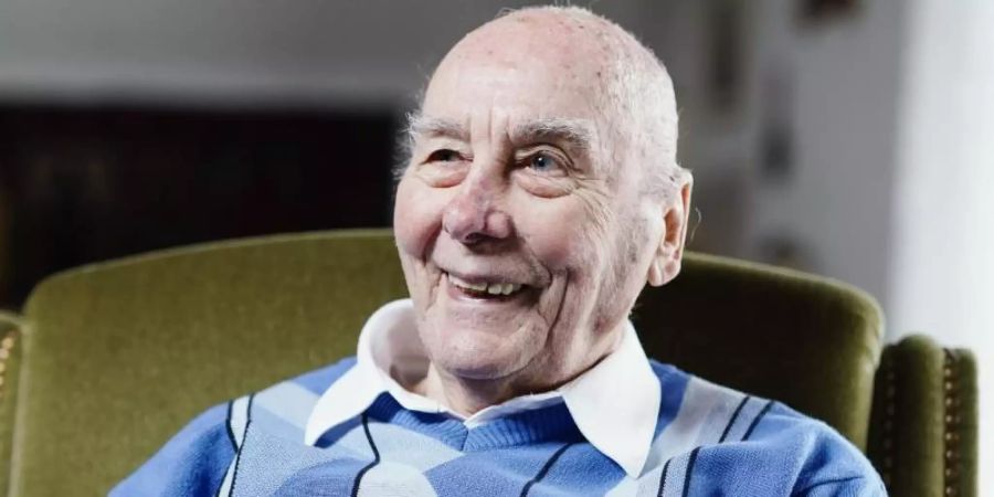 Ist nach einem schweren Sturz und Aufenthalt in der Reha-Klinik wieder dabeim: Horst Eckel. Foto: Uwe Anspach/dpa