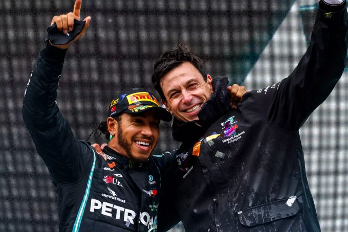 Formel-1-Weltmeister Lewis Hamilton (Mercedes) feiert mit seinem Teamchef Toto Wolff. Lewis Hamilton Toto Wolff