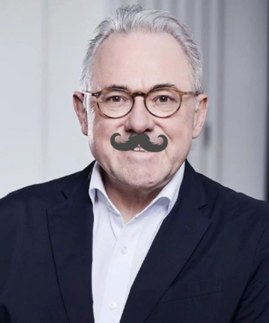 Frank P. Schneider, Präsident Swiss Hockey, mit Fake-Schnauz.
