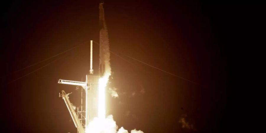 Eine Falcon 9 SpaceX-Rakete mit der Crew Dragon-Kapsel hebt von Startrampe 39A im Kennedy Space Center in Cape Canaveral ab. Vier Astronauten beginnen eine Mission zur Internationalen Raumstation. Foto: John Raoux/AP/dpa