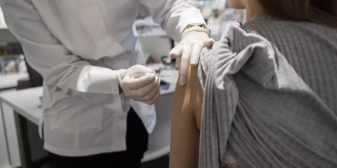 Um die Epidemie eindämmen zu können, müsste sich die Impfbereitschaft der Schweizer deutlich steigern. Coronavirus Impfung