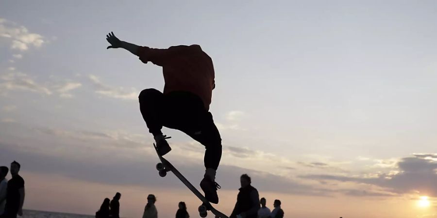 Die Streetwear-Marke Supreme wechselt den Eigentümer. Ihr Ursprung liegt in einem kleinen Skateboard-Shop in Manhattan (Symbolbild eines Skateboarders).