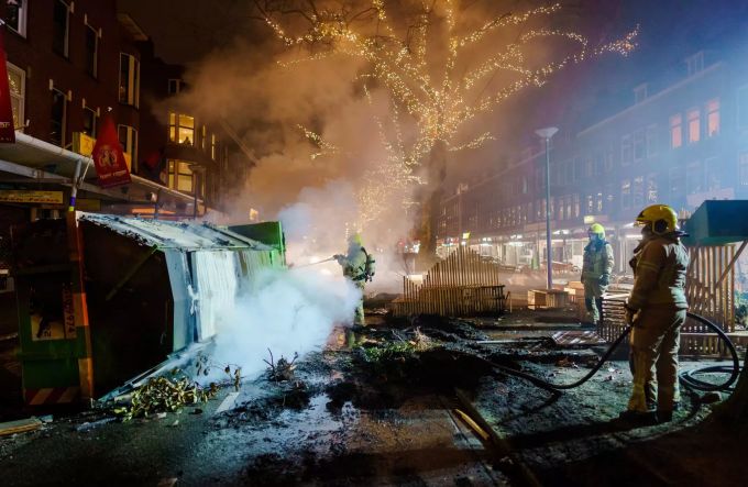 Die Rotterdamer Feuerwehr löscht einen von den Demonstranten gelegten Brand. Riots in Rotterdam