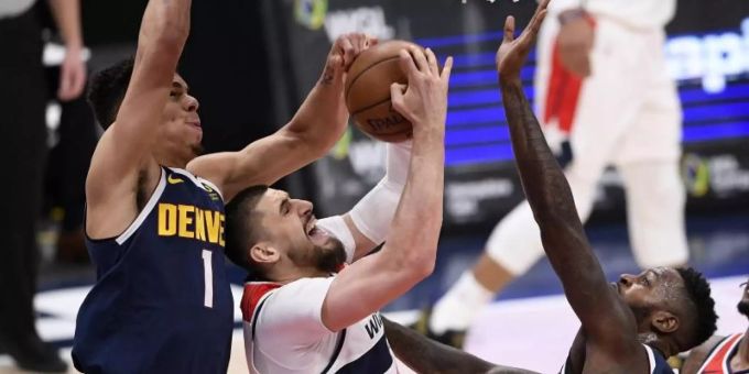 Die Washington Wizards um Alex Len (M.) setzten sich gegen die Denver Nuggets durch. Foto: Nick Wass/AP/dpa Die Washington Wizards um Alex Len (M.) setzten sich gegen die Denver Nuggets durch. Foto: Nick Wass/AP/dpa