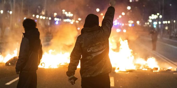 Ein Demonstrant hält die Faust bei den Protesten in die Luft. Spain Rapper