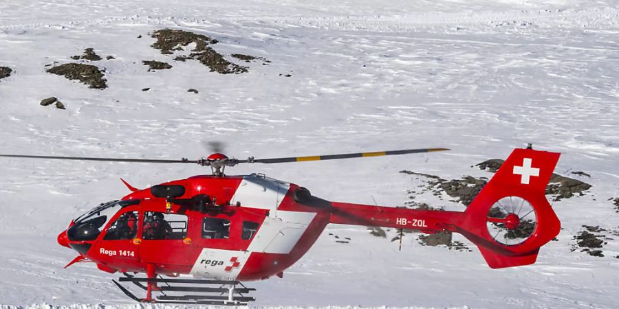 Die Rettungsflugwacht hat am Mittwoch einen 34-jährigen Skitourengänger nach einem Lawinenunglück in Pontresina GR schwer verletzt in kritischem Zustand ins Spital geflogen. (Archivbild)