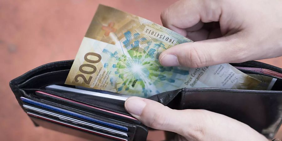 Der vom Staatssekretariat für Wirtschaft (Seco) berechnete Index der Konsumentenstimmung stieg gegenüber Oktober von -36,9 auf -33,8 Punkte. (Symbolbild)