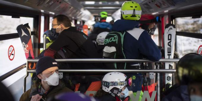 Menschen mit Schutzmasken in der Parsenn-Bahn, aufgenommen zum Start der Skisaison, in Davos. Coronavirus Skifahren Alain Berset