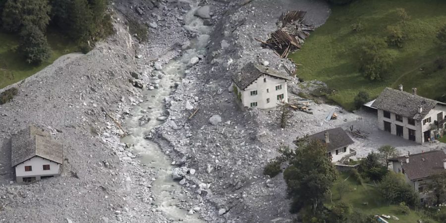 Die Murgänge nach dem Bergsturz am Piz Cengalo erreichten das Dorf Bondo. Jetzt hat das Bundesgericht entschieden, die Bündner Staatsanwaltschaft müsse die Strafuntersuchung fortführen. (Archivbild)