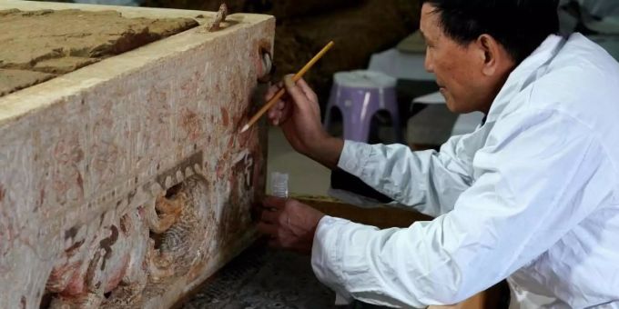 Ein Archäologe beim Fixieren von Malereien auf einem weissen Marmorbett, das in einem Grab aus der Sui-Dynastie (581-618 vor Christus) in der zentralchinesischen Provinz Henan freigelegt wurde. Foto: Li An/XinHua/dpa Ein Archäologe beim Fixieren von Malereien auf einem weissen Marmorbett, das in einem Grab aus der Sui-Dynastie (581-618 vor Christus) in der zentralchinesischen Provinz Henan freigelegt wurde. Foto: Li An/XinHua/dpa