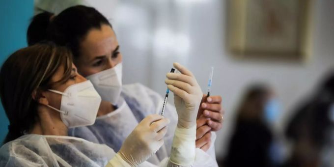 Zwei Pflegerinnen bereiten Impfungen gegen das Coronavirus vor. Impfstart