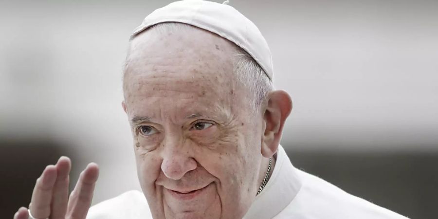 ARCHIV - Papst Franziskus begrüsst die Gläubigen, als er zur wöchentlichen Generalaudienz auf dem Petersplatz ankommt. Foto: Giuseppe Ciccia/SOPA Images via ZUMA Wire/dpa