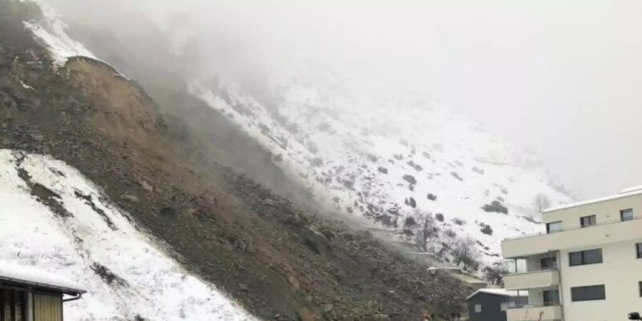 In Raron VS sind nach dem grösseren Felssturz vom Freitag erneut Geröllmassen niedergegangen.