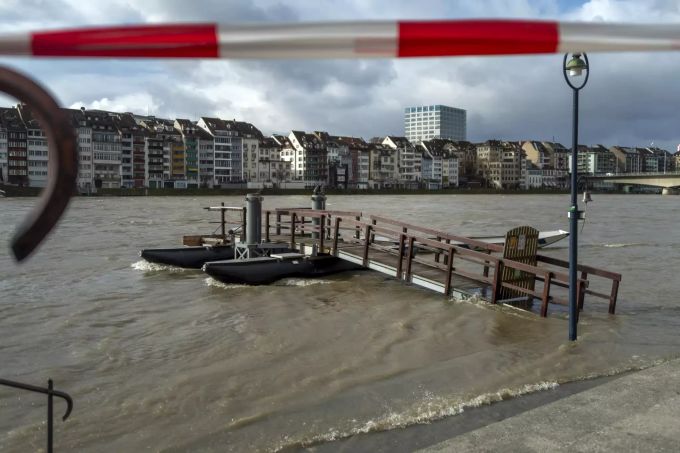 Am Freitagmorgen ist auf dem Rhein in Basel die Hochwassermarke IIa überschritten worden. Rhein Hochwasser