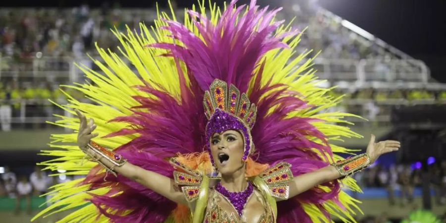 Kein Samba in Rios Strassen: Der weltberühmte Karneval fällt wegen der Corona-Pandemie in diesem Jahr ganz aus. Foto: Leo Correa/AP/dpa