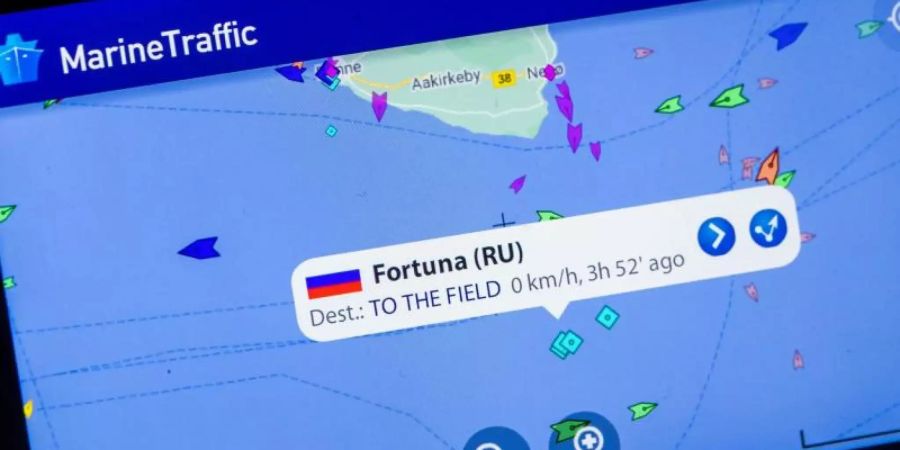 Auf einem Smartphone-Monitor ist die App «MarineTraffic» zu sehen, die die Position des russischen Verlegeschiffs Fortuna vor der Ostseeinsel Bornholm (Dänemark) anzeigt. Foto: Jens Büttner/dpa-Zentralbild/dpa