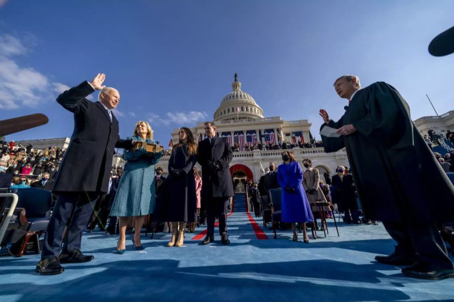 Joe Biden legt den Eid als US-Präsident ab.