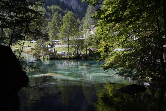 Der Blausee ist bei den Schweizern für sein blaues und klares Wasser berühmt. Blausee