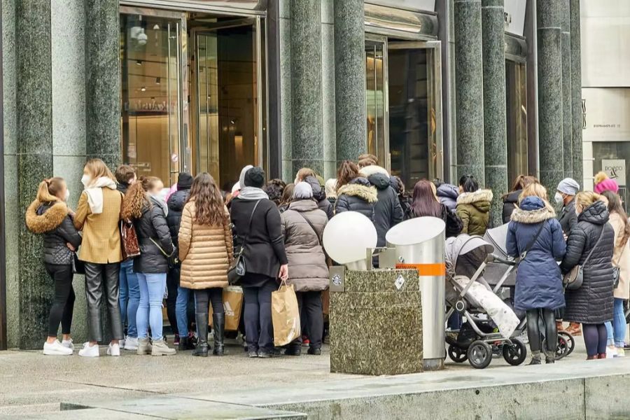 Shopping-Wahn in Österreich während Corona-Pandemie? In Wien stürmten am Montag nach den Lockerungen des Lockdowns tausende Menschen in die Geschäfte.