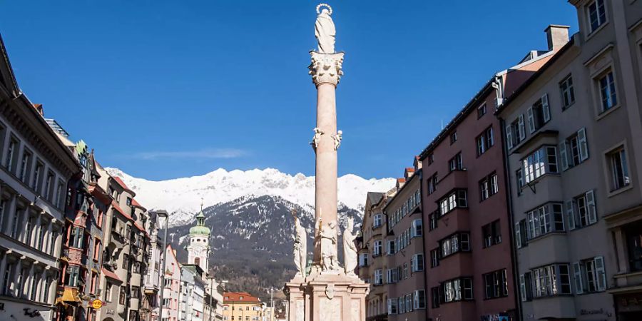 Blick auf die Maria-Theresien-Strasse mit der Annasäule. Für Tirol gilt aufgrund der als brisant eingeschätzten Corona-Lage eine Reisewarnung. Foto: Expa/Erich Spiess/APA/dpa