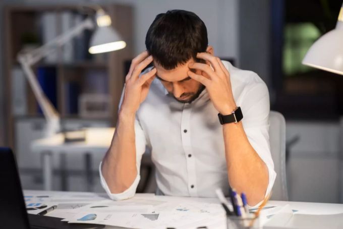 Ein Mann unter Stress. (Symbolbild) Gestresster Mann