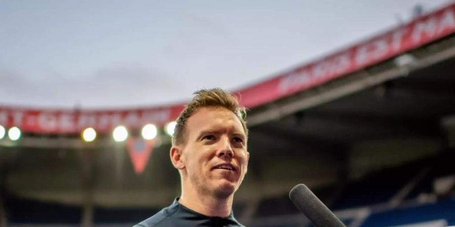 Die Defensive bei RB Leipzig läuft derzeit «auf der letzten Rille»: Trainer Julian Nagelsmann beim Abschlusstraining in Paris. Foto: Motivio/Thomas Eisenhuth/RB Leipzig/dpa
