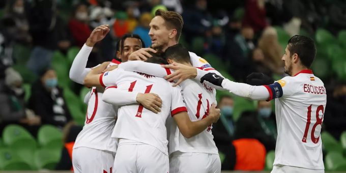 Die Spieler des FC Sevilla feiern den Einzug in den Champions-League-Achtelfinal. FC Sevilla