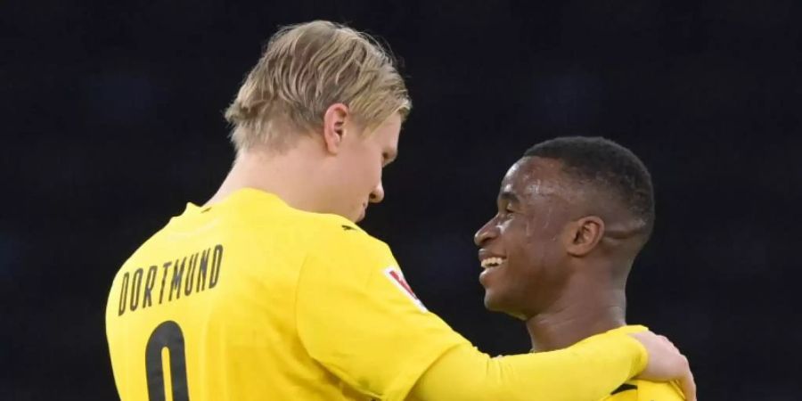 Vierfach-Torschütze Erling Haaland (l) jubelt mit Bundesliga-Debütant Youssoufa Moukoko. Foto: Soeren Stache/dpa-Zentralbild/dpa