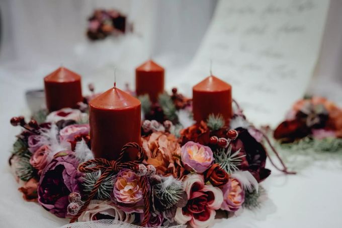 Adventskranz mit Rosen. Adventskranz mit Rosen