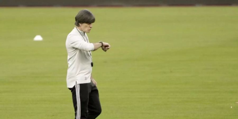 Das DFB-Präsidium gibt Bundestrainer Joachim Löw knapp zwei Wochen Zeit. Foto: Daniel Gonzales Acuna/dpa