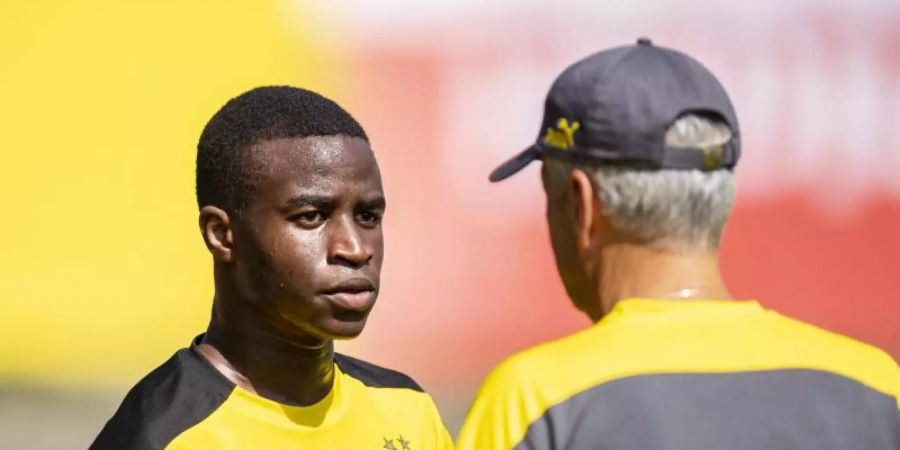 Dürfte von BVB-Coach Lucien Favre (r) ab sofort in der Bundesliga eingesetzt werden: Youssoufa Moukoko. Foto: David Inderlied/dpa