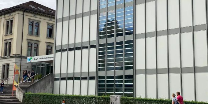 Das Berufs- und Weiterbildungszentrum (BWZ) in Rapperswil-Jona. Das Berufs- und Weiterbildungszentrum (BWZ) in Rapperswil-Jona.