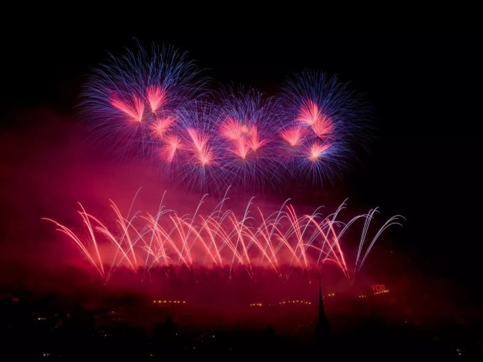 Die Sonnwendfeier in Oensingen präsentiert das grösste Feuerwerk der Schweiz – es dauert rund eine Stunde lang. Sonnwendfeier Oensingen