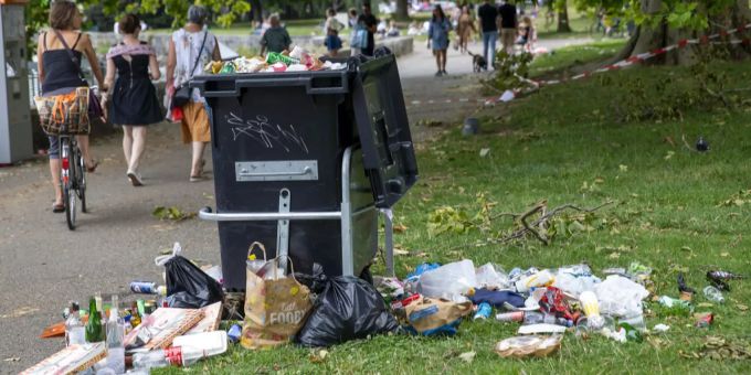 Personen passieren einen überfüllten Abfallcontainer in Genf. (Symbolbild) Littering aarau