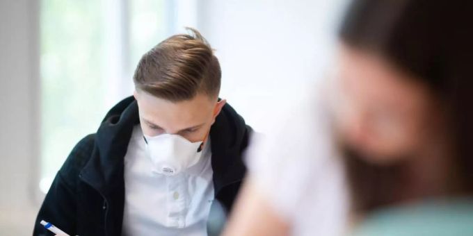 Der Kanton Bern führt die Maskenpflicht an Berufs- und Mittelschulen wieder ein. Maskenpflicht Schule