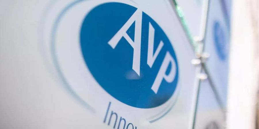 Das Firmenschild des Dienstleistungsunternehmens AvP in Düsseldorf. Foto: Marcel Kusch/dpa