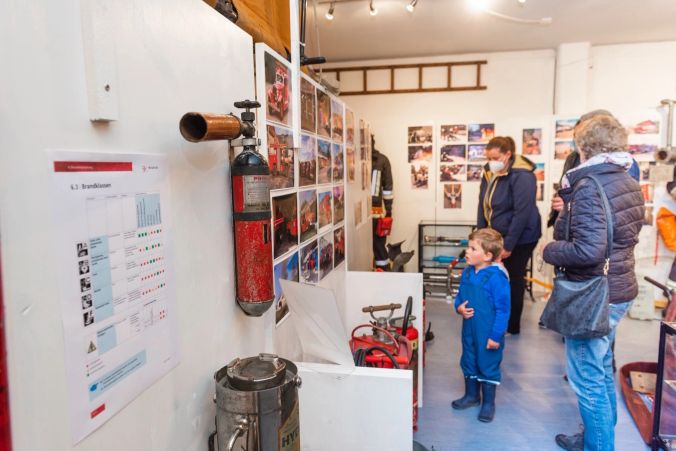 Die Ausstellung eignet sich auch für Familien. Kinder dürfen sogar einen Feuerwehrhelm anprobieren.